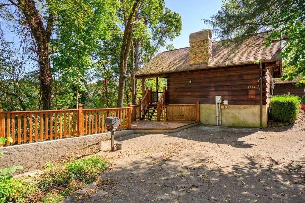 Do Not Disturb - Pigeon Forge Smoky Mountain Studio Cabin, Hot Tub, Fireplace Екстер'єр фото