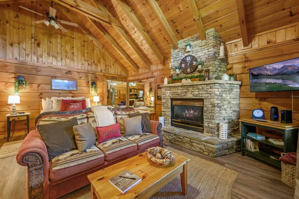 Do Not Disturb - Pigeon Forge Smoky Mountain Studio Cabin, Hot Tub, Fireplace Екстер'єр фото