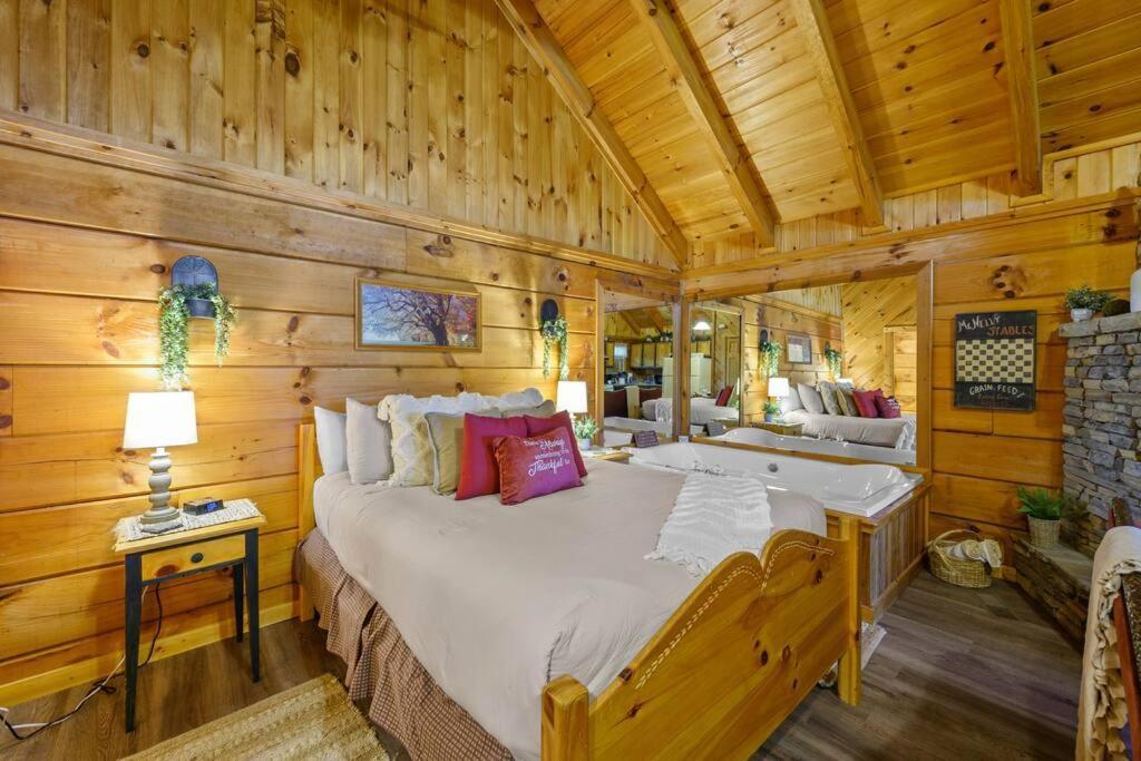Do Not Disturb - Pigeon Forge Smoky Mountain Studio Cabin, Hot Tub, Fireplace Екстер'єр фото