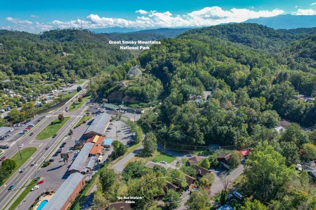 Do Not Disturb - Pigeon Forge Smoky Mountain Studio Cabin, Hot Tub, Fireplace Екстер'єр фото
