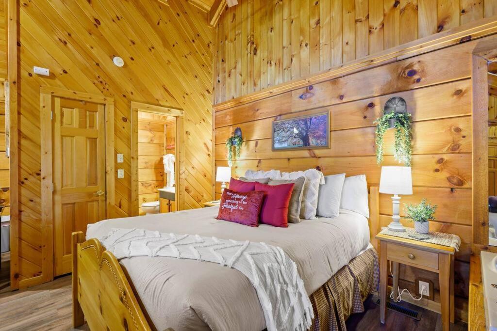 Do Not Disturb - Pigeon Forge Smoky Mountain Studio Cabin, Hot Tub, Fireplace Екстер'єр фото
