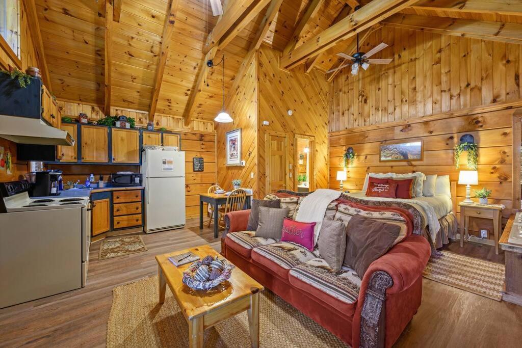 Do Not Disturb - Pigeon Forge Smoky Mountain Studio Cabin, Hot Tub, Fireplace Екстер'єр фото