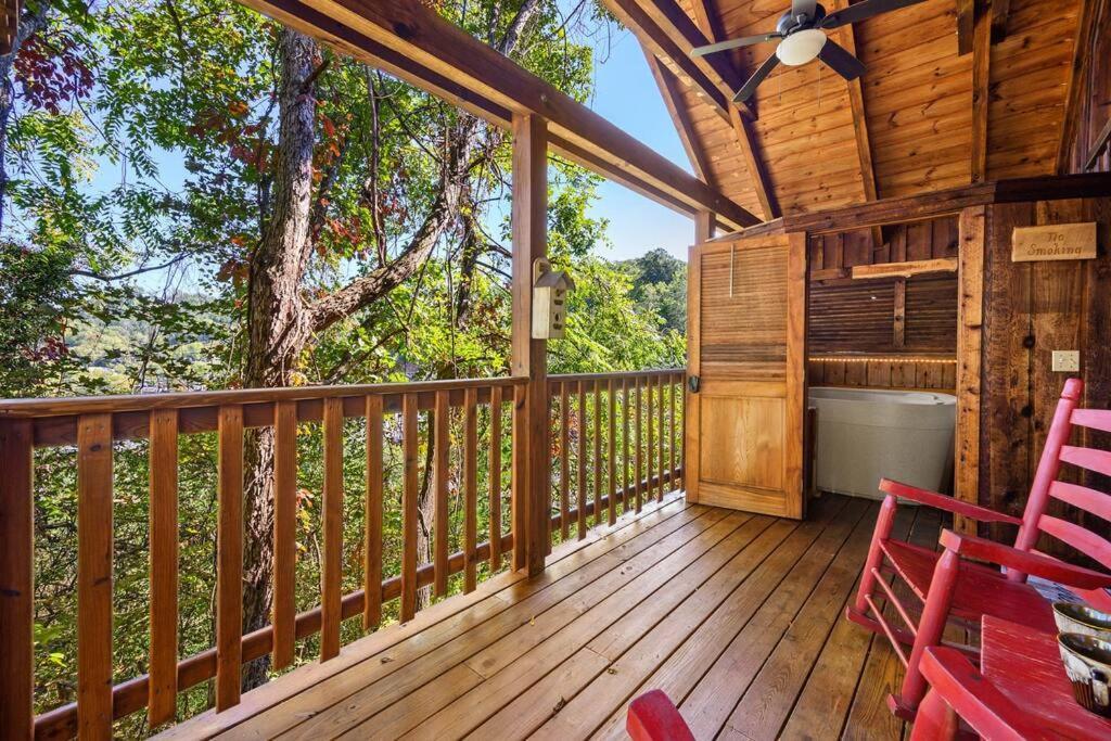 Do Not Disturb - Pigeon Forge Smoky Mountain Studio Cabin, Hot Tub, Fireplace Екстер'єр фото