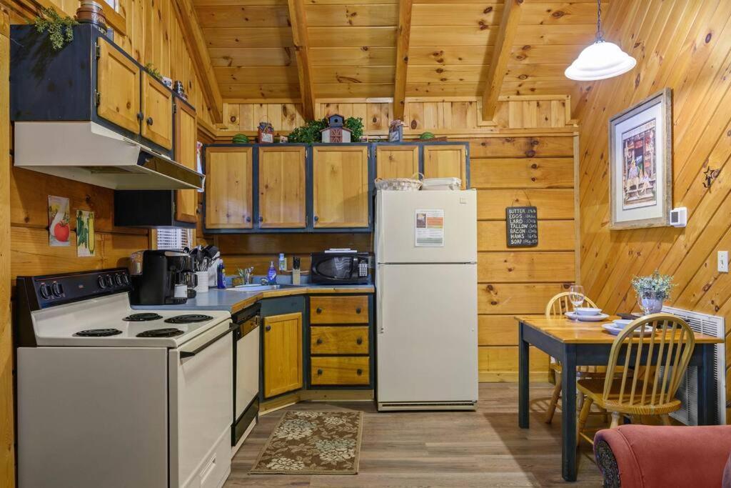 Do Not Disturb - Pigeon Forge Smoky Mountain Studio Cabin, Hot Tub, Fireplace Екстер'єр фото
