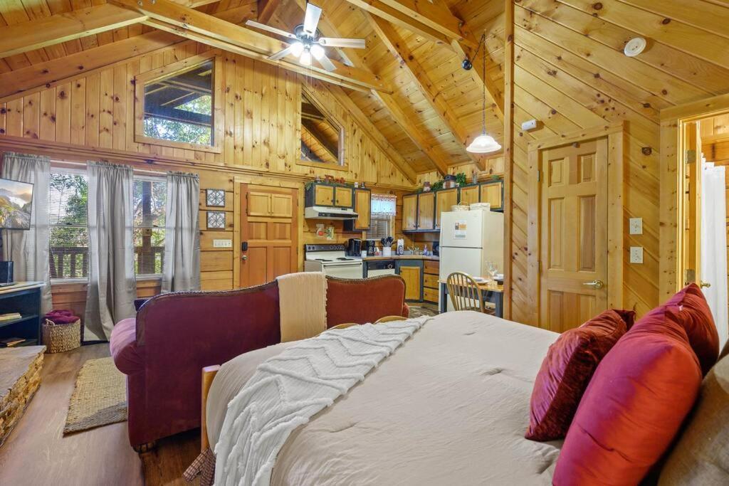 Do Not Disturb - Pigeon Forge Smoky Mountain Studio Cabin, Hot Tub, Fireplace Екстер'єр фото