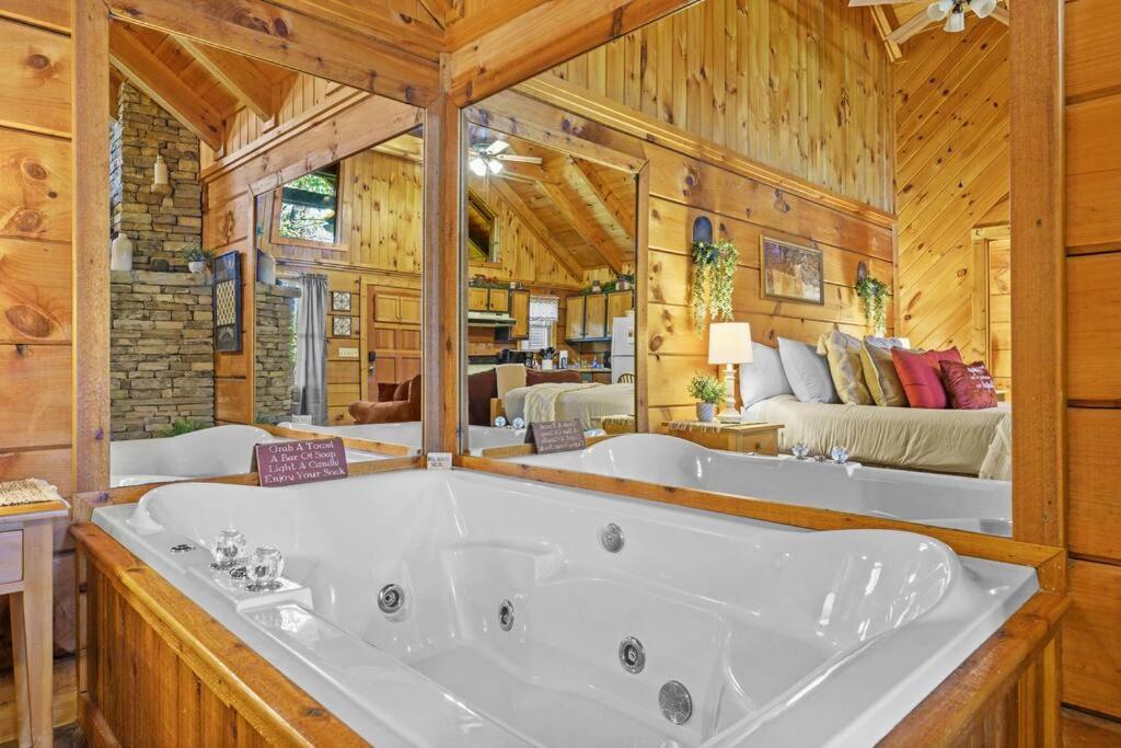 Do Not Disturb - Pigeon Forge Smoky Mountain Studio Cabin, Hot Tub, Fireplace Екстер'єр фото