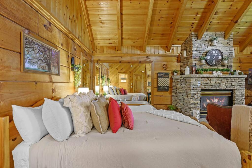 Do Not Disturb - Pigeon Forge Smoky Mountain Studio Cabin, Hot Tub, Fireplace Екстер'єр фото