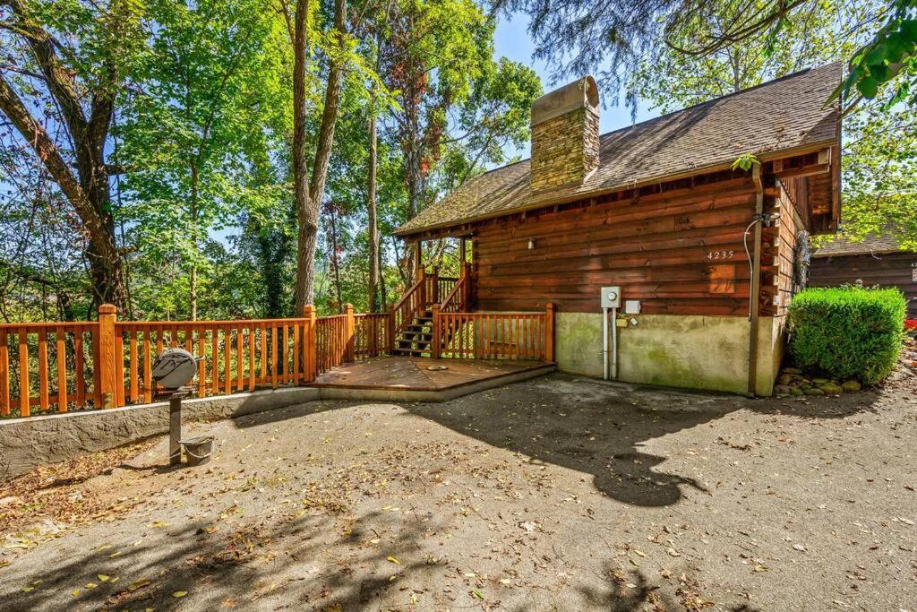 Do Not Disturb - Pigeon Forge Smoky Mountain Studio Cabin, Hot Tub, Fireplace Екстер'єр фото