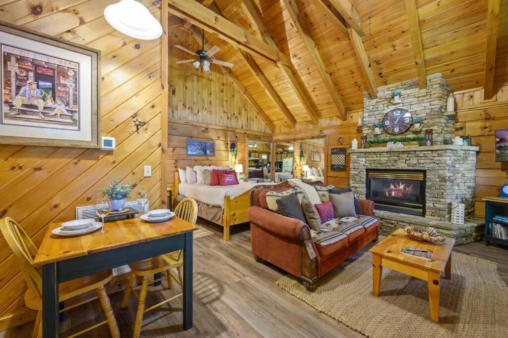 Do Not Disturb - Pigeon Forge Smoky Mountain Studio Cabin, Hot Tub, Fireplace Екстер'єр фото