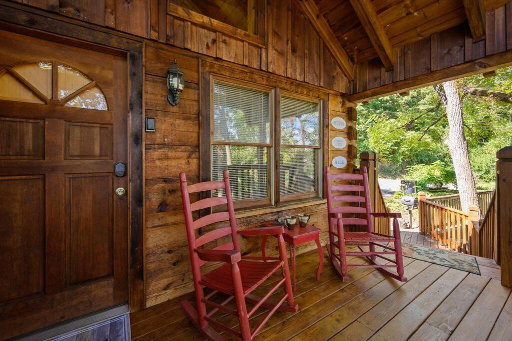 Do Not Disturb - Pigeon Forge Smoky Mountain Studio Cabin, Hot Tub, Fireplace Екстер'єр фото