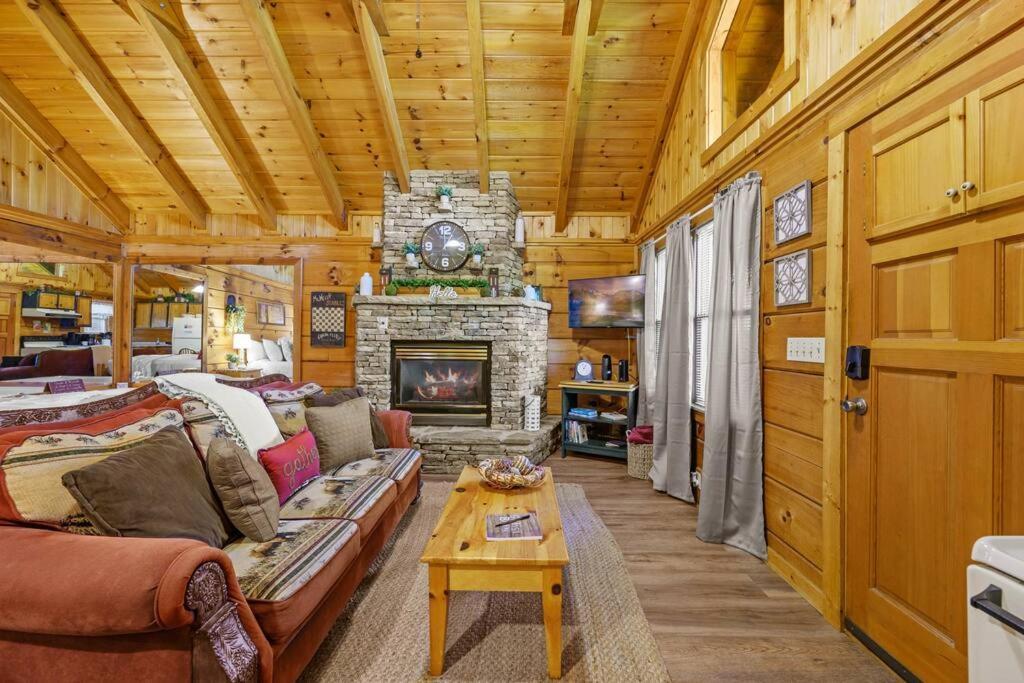 Do Not Disturb - Pigeon Forge Smoky Mountain Studio Cabin, Hot Tub, Fireplace Екстер'єр фото