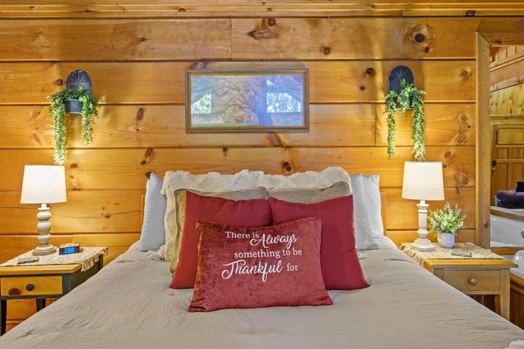 Do Not Disturb - Pigeon Forge Smoky Mountain Studio Cabin, Hot Tub, Fireplace Екстер'єр фото