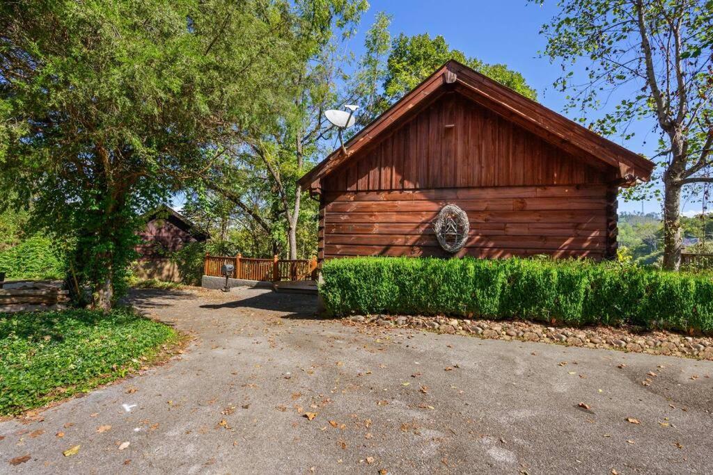 Do Not Disturb - Pigeon Forge Smoky Mountain Studio Cabin, Hot Tub, Fireplace Екстер'єр фото