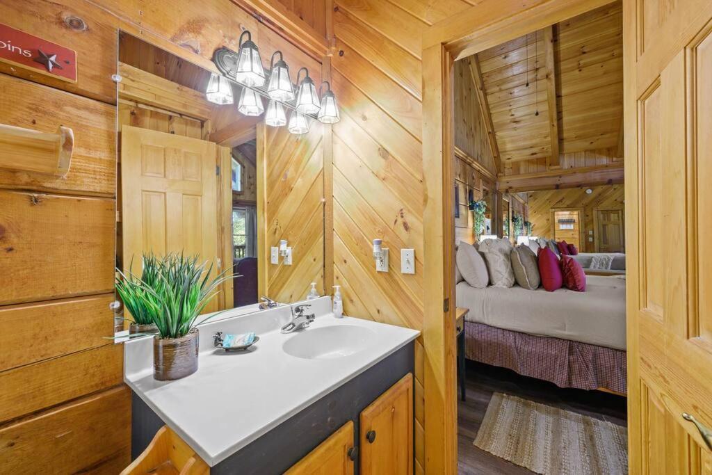Do Not Disturb - Pigeon Forge Smoky Mountain Studio Cabin, Hot Tub, Fireplace Екстер'єр фото